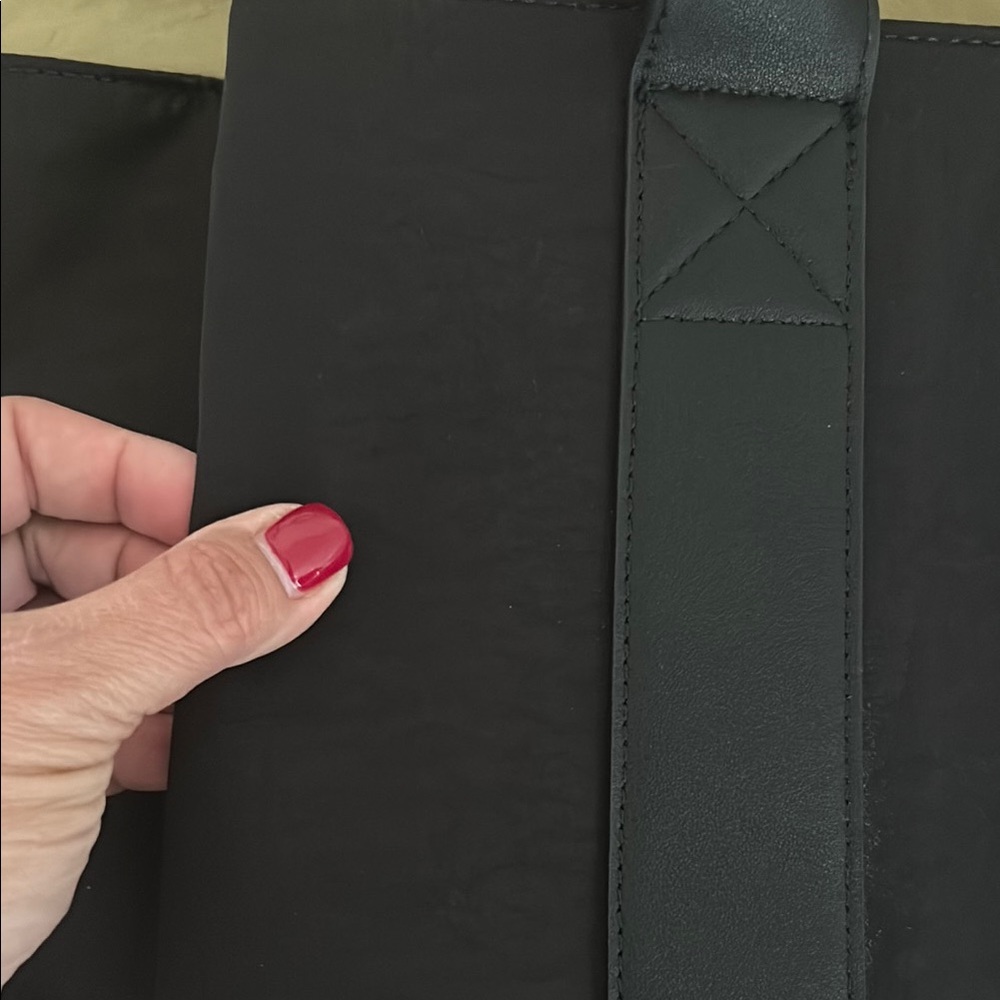 Poppy & Peonies Black Daily Tote Bag 🖤 - Picture 3 of 7